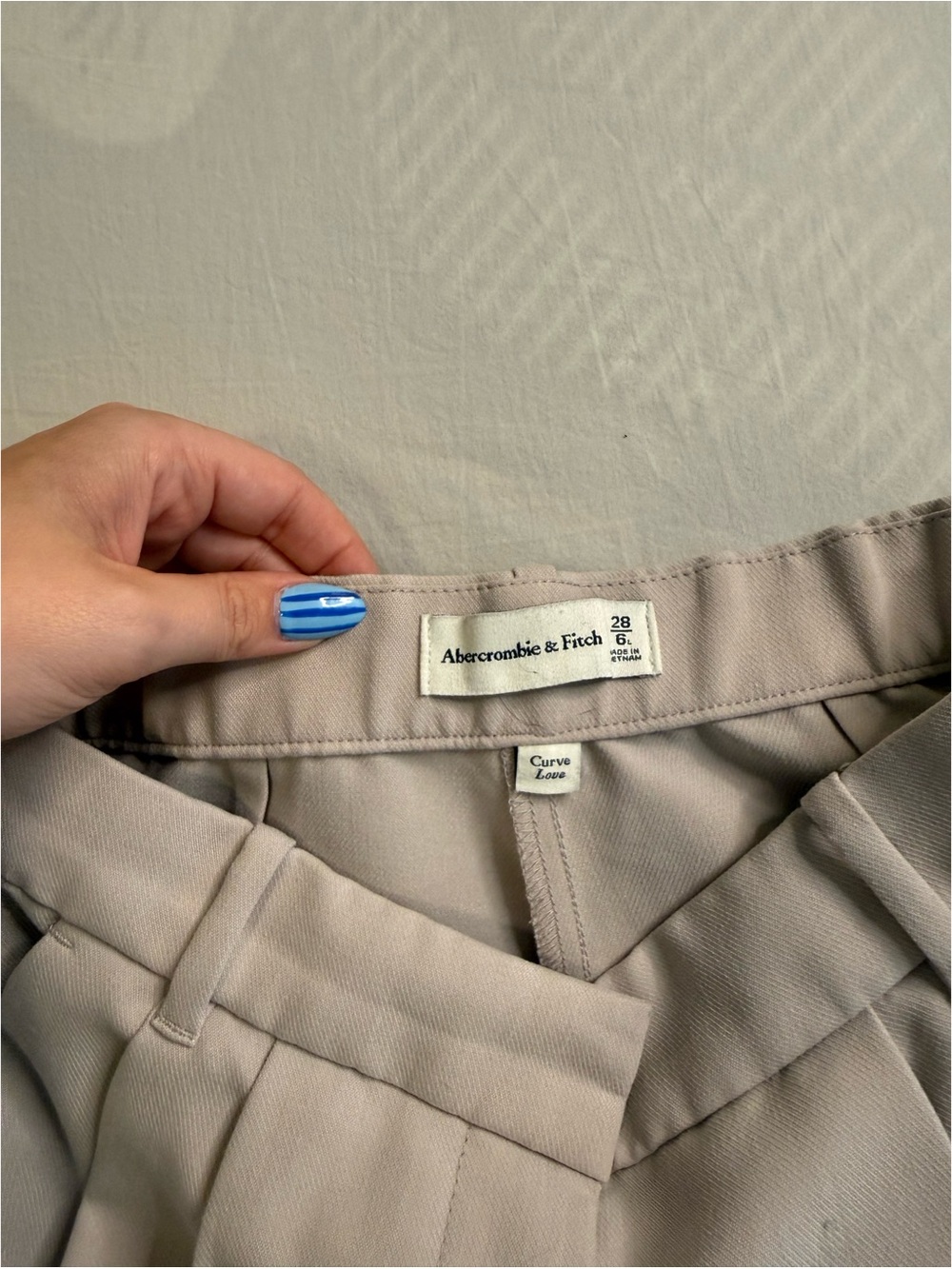 Wide Leg High-Waist Trousers in Cream - Picture 3 of 4